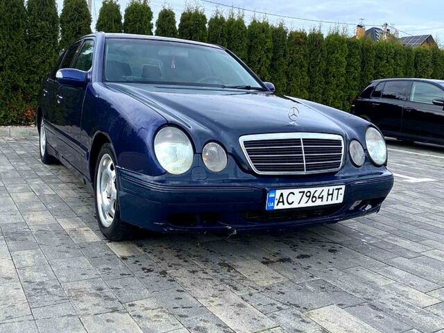 Синий Мерседес Е-Класс, объемом двигателя 2.2 л и пробегом 333 тыс. км за 2600 $, фото 1 на Automoto.ua