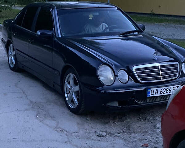 Синій Мерседес Е-Клас, об'ємом двигуна 2 л та пробігом 300 тис. км за 3700 $, фото 1 на Automoto.ua