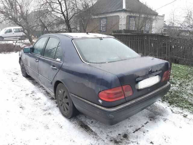 Синий Мерседес Е-Класс, объемом двигателя 2.9 л и пробегом 215 тыс. км за 2419 $, фото 1 на Automoto.ua