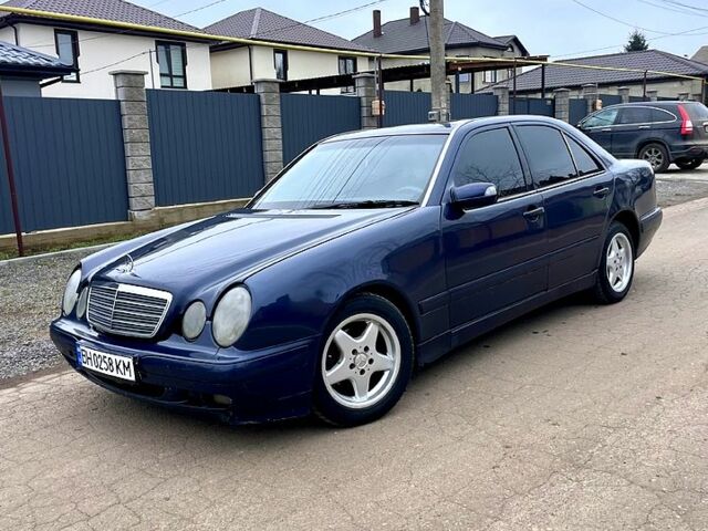 Синий Мерседес Е-Класс, объемом двигателя 2.2 л и пробегом 300 тыс. км за 2900 $, фото 1 на Automoto.ua