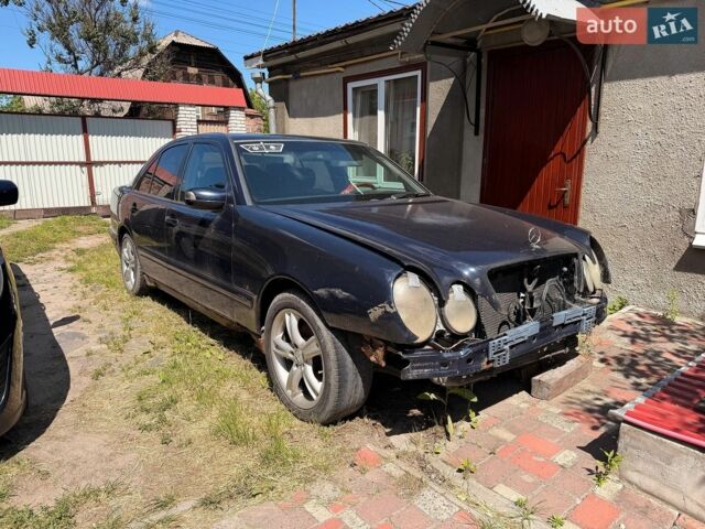 Синій Мерседес Е-Клас, об'ємом двигуна 2 л та пробігом 440 тис. км за 2500 $, фото 1 на Automoto.ua