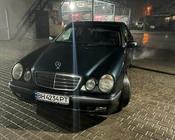 Синий Мерседес Е-Класс, объемом двигателя 2.15 л и пробегом 300 тыс. км за 4500 $, фото 1 на Automoto.ua