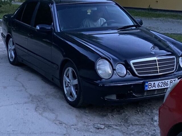 Синий Мерседес Е-Класс, объемом двигателя 2 л и пробегом 300 тыс. км за 3300 $, фото 1 на Automoto.ua
