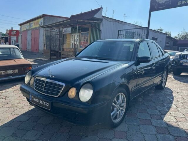 Синий Мерседес Е-Класс, объемом двигателя 2.2 л и пробегом 300 тыс. км за 2699 $, фото 1 на Automoto.ua