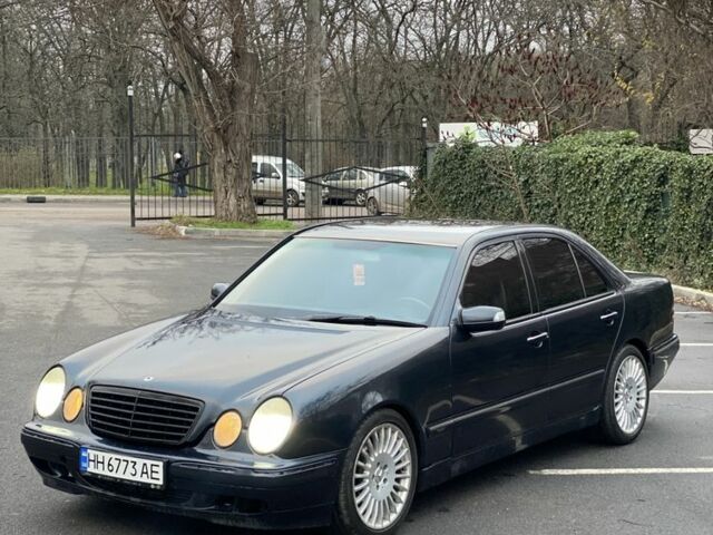 Синий Мерседес Е-Класс, объемом двигателя 2.2 л и пробегом 350 тыс. км за 3550 $, фото 1 на Automoto.ua