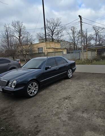 Синий Мерседес Е-Класс, объемом двигателя 3.2 л и пробегом 380 тыс. км за 8000 $, фото 1 на Automoto.ua