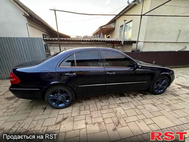 Синий Мерседес Е-Класс, объемом двигателя 2.1 л и пробегом 300 тыс. км за 6000 $, фото 1 на Automoto.ua