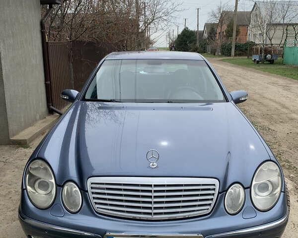 Синий Мерседес Е-Класс, объемом двигателя 2.2 л и пробегом 375 тыс. км за 6500 $, фото 1 на Automoto.ua