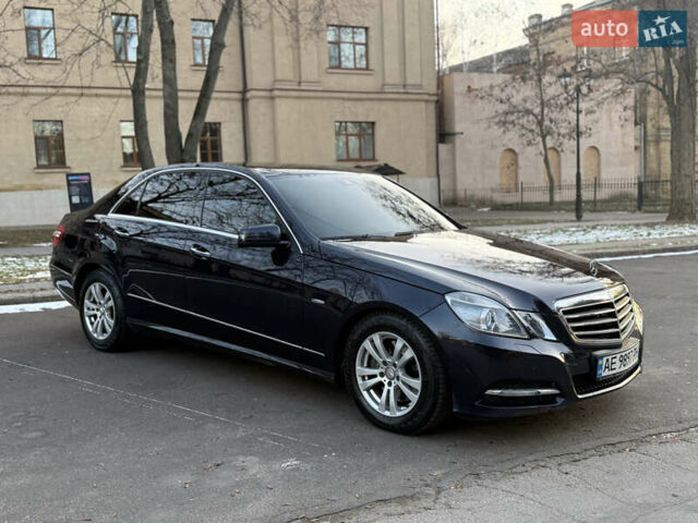 Синий Мерседес Е-Класс, объемом двигателя 2.2 л и пробегом 228 тыс. км за 13000 $, фото 1 на Automoto.ua