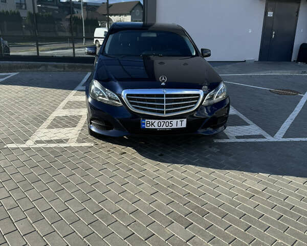 Синий Мерседес Е-Класс, объемом двигателя 2.2 л и пробегом 408 тыс. км за 14800 $, фото 1 на Automoto.ua