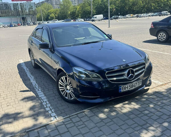 Синий Мерседес Е-Класс, объемом двигателя 2.1 л и пробегом 180 тыс. км за 15700 $, фото 1 на Automoto.ua