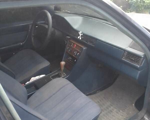 Синій Мерседес Е-Клас, об'ємом двигуна 2 л та пробігом 200 тис. км за 2500 $, фото 1 на Automoto.ua