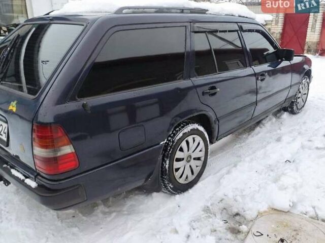 Синий Мерседес Е-Класс, объемом двигателя 2.2 л и пробегом 396 тыс. км за 1600 $, фото 1 на Automoto.ua