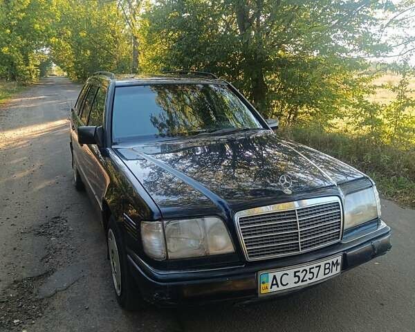 Синий Мерседес Е-Класс, объемом двигателя 2.5 л и пробегом 500 тыс. км за 1750 $, фото 1 на Automoto.ua