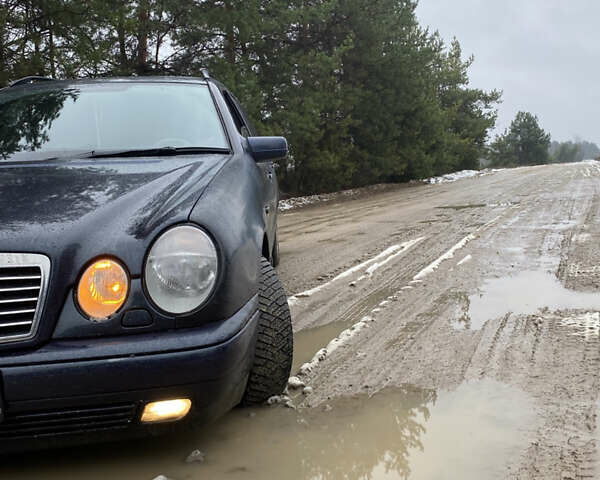 Синий Мерседес Е-Класс, объемом двигателя 2 л и пробегом 800 тыс. км за 2500 $, фото 1 на Automoto.ua