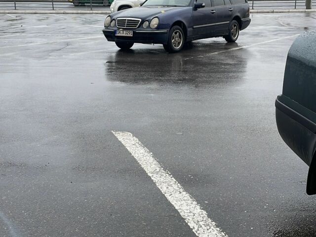 Синій Мерседес Е-Клас, об'ємом двигуна 2 л та пробігом 500 тис. км за 1044 $, фото 1 на Automoto.ua