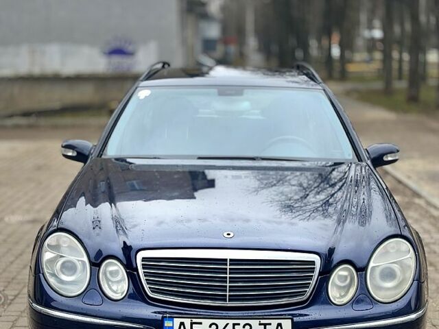 Синий Мерседес Е-Класс, объемом двигателя 5 л и пробегом 300 тыс. км за 4500 $, фото 1 на Automoto.ua