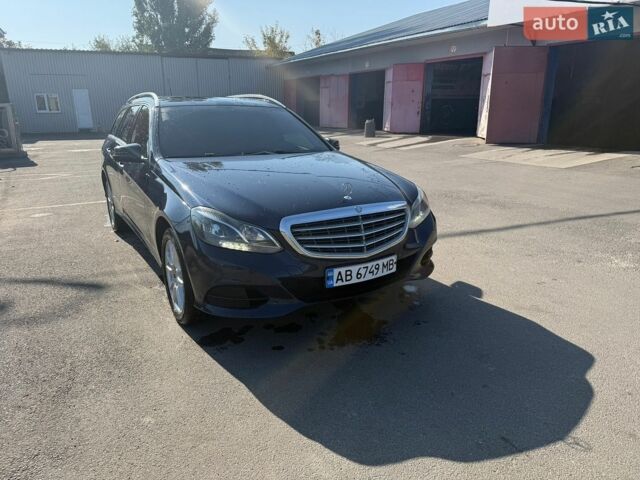 Синий Мерседес Е-Класс, объемом двигателя 2.2 л и пробегом 230 тыс. км за 15600 $, фото 1 на Automoto.ua