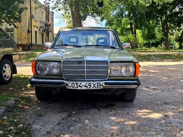 Зеленый Мерседес Е-Класс, объемом двигателя 2 л и пробегом 300 тыс. км за 1500 $, фото 1 на Automoto.ua