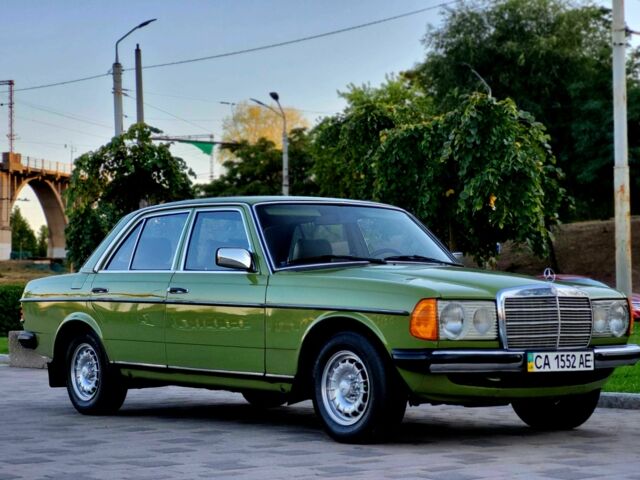 Зеленый Мерседес Е-Класс, объемом двигателя 2.4 л и пробегом 220 тыс. км за 10000 $, фото 1 на Automoto.ua