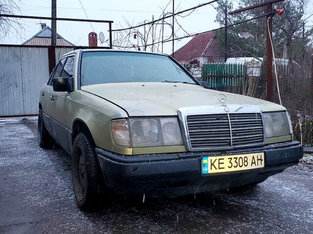 Зеленый Мерседес Е-Класс, объемом двигателя 2 л и пробегом 1560 тыс. км за 1800 $, фото 1 на Automoto.ua