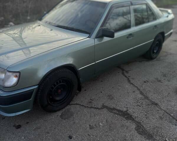 Зеленый Мерседес Е-Класс, объемом двигателя 2.15 л и пробегом 339 тыс. км за 5900 $, фото 1 на Automoto.ua