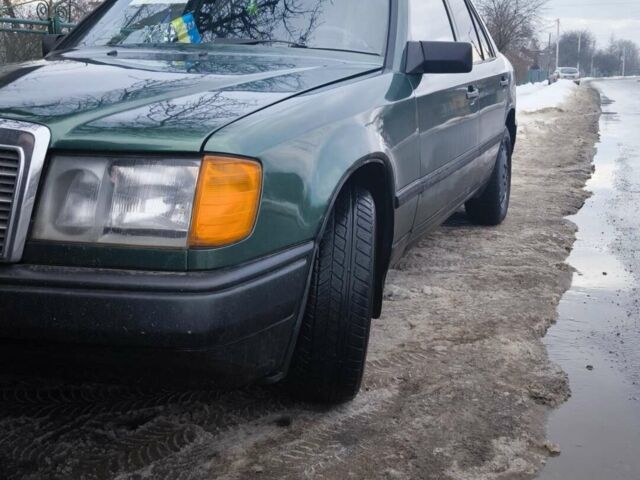 Зелений Мерседес Е-Клас, об'ємом двигуна 2.3 л та пробігом 375 тис. км за 1600 $, фото 1 на Automoto.ua