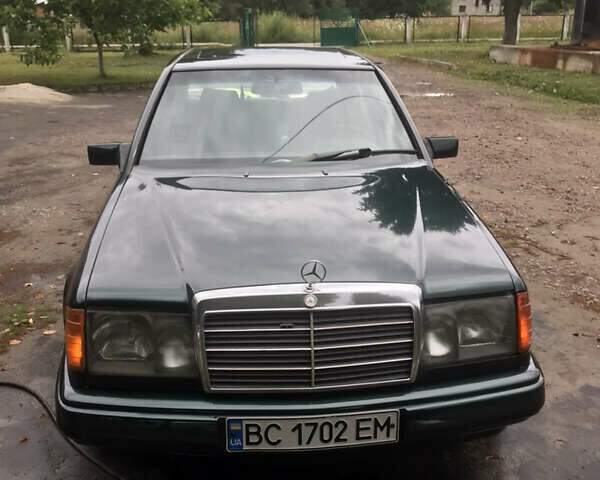Зелений Мерседес Е-Клас, об'ємом двигуна 2 л та пробігом 368 тис. км за 3950 $, фото 1 на Automoto.ua