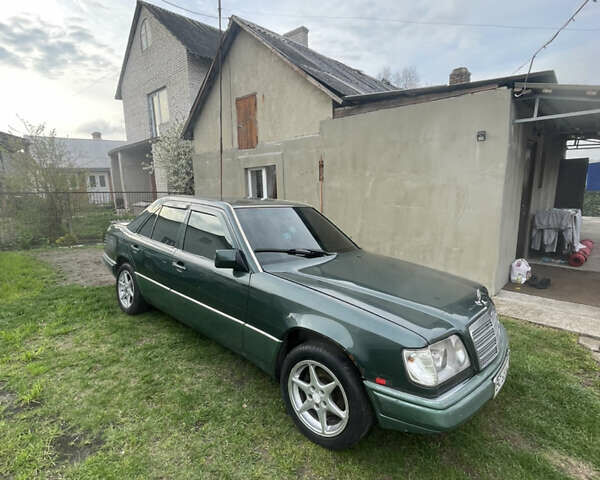 Зеленый Мерседес Е-Класс, объемом двигателя 2.4 л и пробегом 407 тыс. км за 3000 $, фото 1 на Automoto.ua