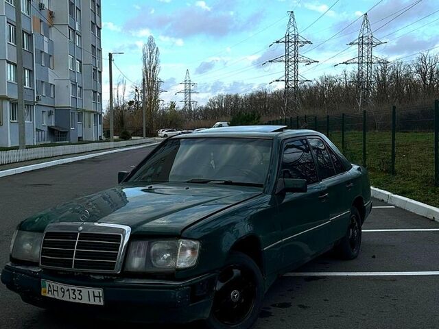 Зеленый Мерседес Е-Класс, объемом двигателя 3 л и пробегом 333 тыс. км за 1250 $, фото 1 на Automoto.ua