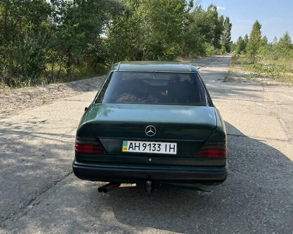 Зеленый Мерседес Е-Класс, объемом двигателя 2.96 л и пробегом 350 тыс. км за 1200 $, фото 1 на Automoto.ua