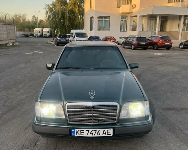Зелений Мерседес Е-Клас, об'ємом двигуна 3.2 л та пробігом 500 тис. км за 2600 $, фото 1 на Automoto.ua