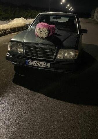 Зеленый Мерседес Е-Класс, объемом двигателя 3.2 л и пробегом 320 тыс. км за 2300 $, фото 1 на Automoto.ua