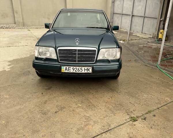 Зеленый Мерседес Е-Класс, объемом двигателя 4.2 л и пробегом 300 тыс. км за 9000 $, фото 1 на Automoto.ua