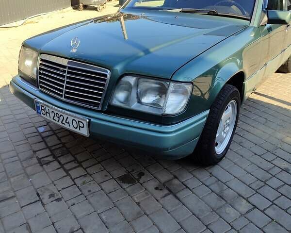 Зелений Мерседес Е-Клас, об'ємом двигуна 2 л та пробігом 381 тис. км за 4800 $, фото 1 на Automoto.ua