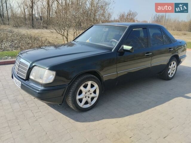 Зеленый Мерседес Е-Класс, объемом двигателя 2.5 л и пробегом 333 тыс. км за 2750 $, фото 1 на Automoto.ua