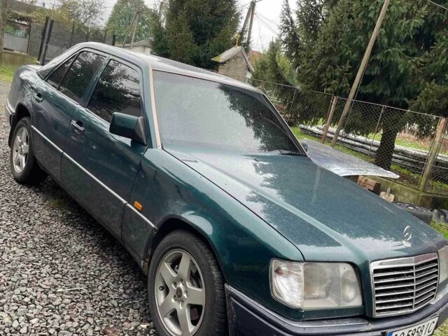 Зелений Мерседес Е-Клас, об'ємом двигуна 2 л та пробігом 500 тис. км за 3200 $, фото 1 на Automoto.ua