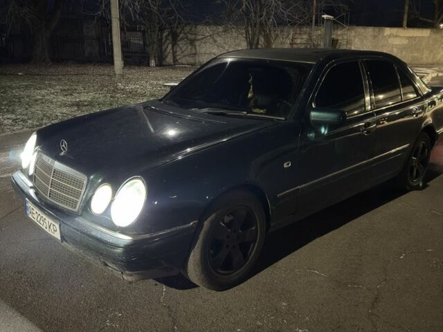 Зеленый Мерседес Е-Класс, объемом двигателя 2 л и пробегом 375 тыс. км за 1100 $, фото 1 на Automoto.ua