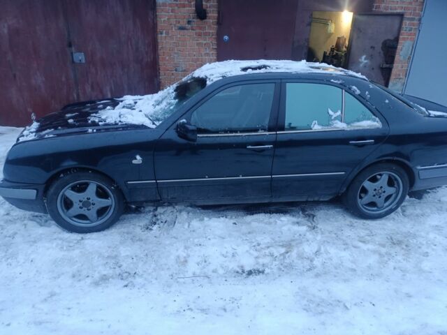 Зелений Мерседес Е-Клас, об'ємом двигуна 3.2 л та пробігом 30 тис. км за 2450 $, фото 1 на Automoto.ua