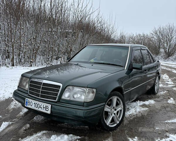 Зелений Мерседес Е-Клас, об'ємом двигуна 2 л та пробігом 380 тис. км за 3900 $, фото 1 на Automoto.ua