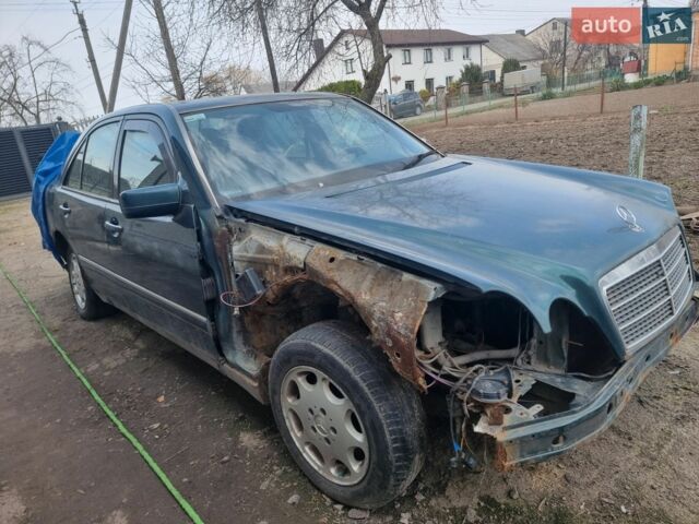 Зелений Мерседес Е-Клас, об'ємом двигуна 2 л та пробігом 300 тис. км за 550 $, фото 1 на Automoto.ua