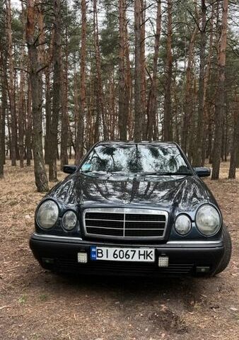 Зелений Мерседес Е-Клас, об'ємом двигуна 2 л та пробігом 420 тис. км за 3500 $, фото 1 на Automoto.ua