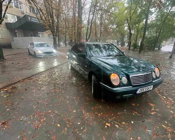 Зеленый Мерседес Е-Класс, объемом двигателя 2.3 л и пробегом 315 тыс. км за 3800 $, фото 1 на Automoto.ua
