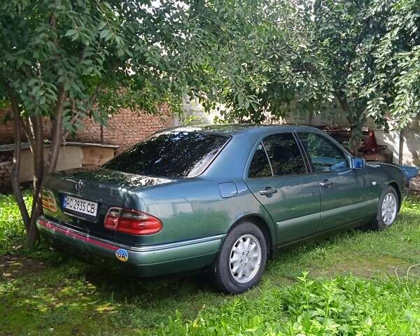 Зелений Мерседес Е-Клас, об'ємом двигуна 2 л та пробігом 430 тис. км за 5200 $, фото 1 на Automoto.ua