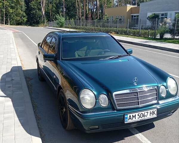 Зеленый Мерседес Е-Класс, объемом двигателя 2.4 л и пробегом 226 тыс. км за 3000 $, фото 1 на Automoto.ua