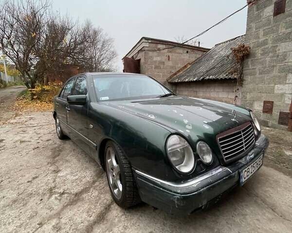 Зелений Мерседес Е-Клас, об'ємом двигуна 3.2 л та пробігом 302 тис. км за 3400 $, фото 1 на Automoto.ua
