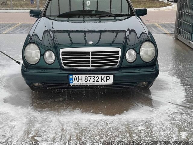 Зеленый Мерседес Е-Класс, объемом двигателя 2.3 л и пробегом 370 тыс. км за 2000 $, фото 1 на Automoto.ua