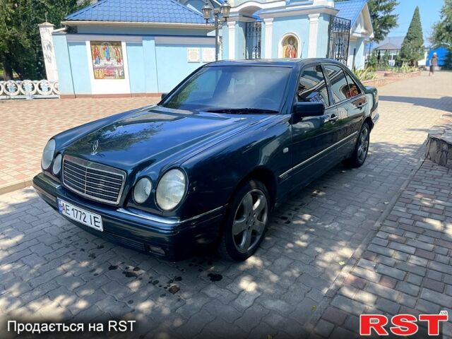 Зеленый Мерседес Е-Класс, объемом двигателя 2.2 л и пробегом 285 тыс. км за 3800 $, фото 1 на Automoto.ua