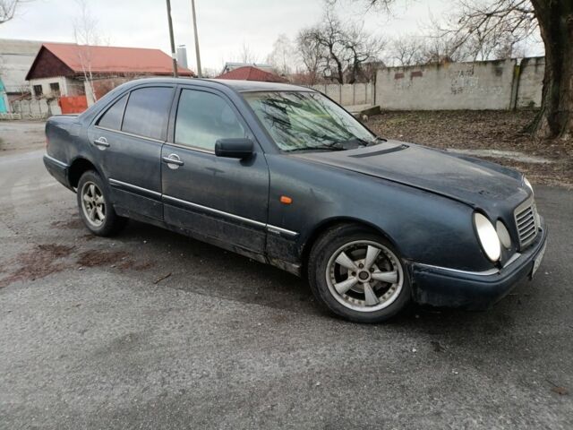 Зелений Мерседес Е-Клас, об'ємом двигуна 2.4 л та пробігом 3 тис. км за 1000 $, фото 1 на Automoto.ua