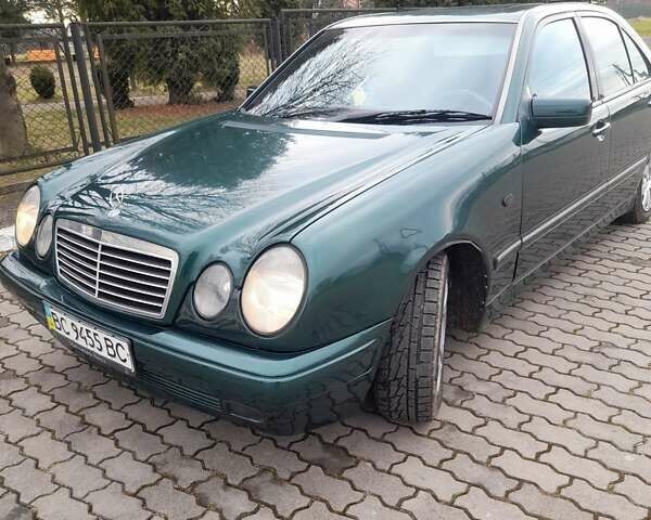 Зеленый Мерседес Е-Класс, объемом двигателя 2 л и пробегом 390 тыс. км за 3560 $, фото 1 на Automoto.ua